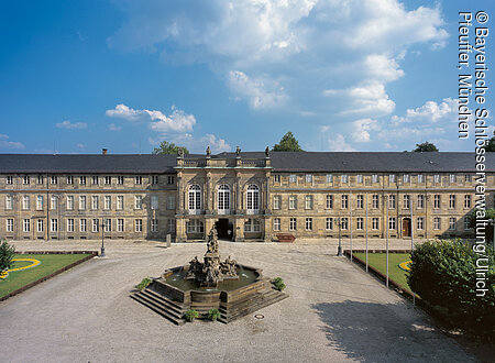 Bayreuth, Neues Schloss, Fassade mit Vorplatz und Markgrafenbrunnen