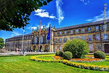 Neues Schloss (Bayreuth, Fichtelgebirge) Ein prachtvolles Schloss, davor eine grüne Gartenanlage.