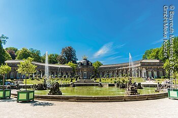 Eremitage (Bayreuth, Fichtelgebirge) Ein schlossähnliches Gebäude mit Wasserspielen davor.