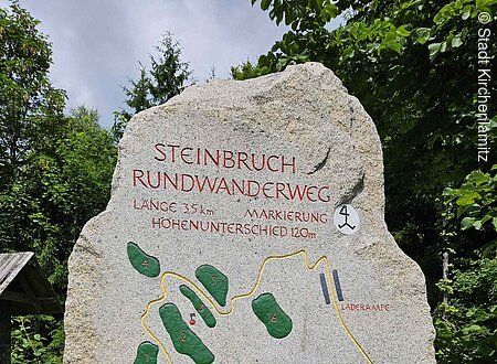 Stein mit Karte des Steinbruch-Rundwanderwegs, Länge 3,5 km, Höhenunterschied 120 m, mit markierten Bruchstellen.