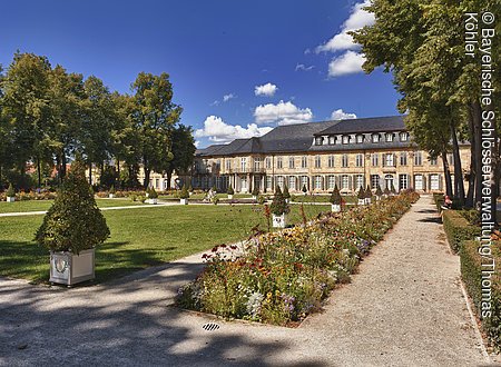 Bayreuth, Neues Schloss, Hofgarten, Parterre mit Blumenrabatten und Blick zur Gartenfassade