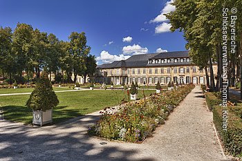Neues Schloss, Hofgarten (Bayreuth, Fichtelgebirge) Bayreuth, Neues Schloss, Hofgarten, Parterre mit Blumenrabatten und Blick zur Gartenfassade